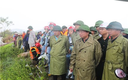 Lãnh đạo tỉnh Quảng Ninh kiểm tra, chỉ đạo công tác xử lý nguy cơ nước tràn đê ở thị xã Đông Triều