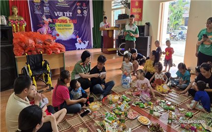 Ấm áp Chương trình: Trung thu với siêu nhân