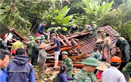 Bộ đội Biên phòng Nghệ An: Hỗ trợ Nhân dân địa phương khắc phục hậu quả mưa lũ