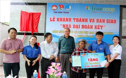 Trao tặng Nhà Đại đoàn kết cho đồng bào Raglay