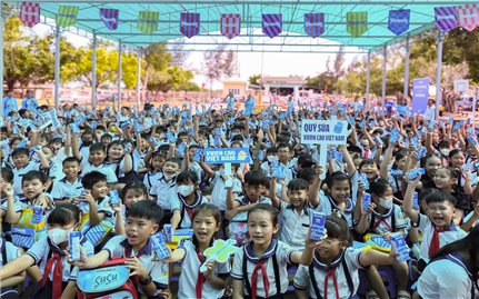 Vinamilk trao tặng gần 200.000 hộp sữa cho trẻ em nhân ngày hội tựu trường