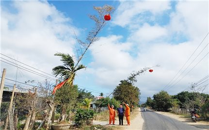 Công ty Điện lực Kon Tum tuyên truyền, hướng dẫn người dân trang trí cây nêu bảo đảm an toàn điện