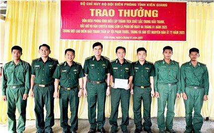 Kiên Giang: Trao thưởng “nóng” cho Đồn Biên phòng Vĩnh Điều đã bắt giữ hơn 60 kg pháo