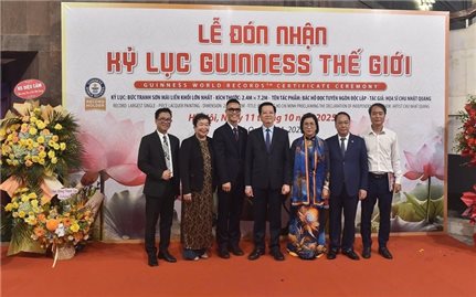 Đón nhận Kỷ lục Guinness Thế giới: Bức tranh sơn mài 