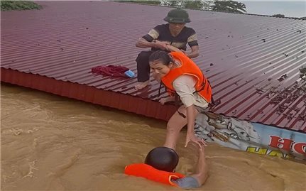 Tình người sau lũ dữ