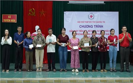 Quảng Trị: Trao quà, dụng cụ sửa nhà cho 300 gia đình bị thiệt hại sau bão số 10