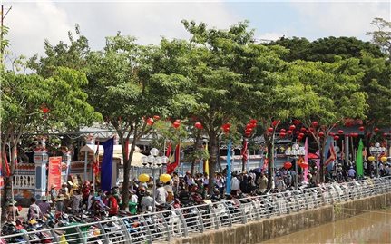 Hàng nghìn người đổ về thắp hương trước ngày diễn ra lễ giỗ Anh hùng dân tộc Nguyễn Trung Trực