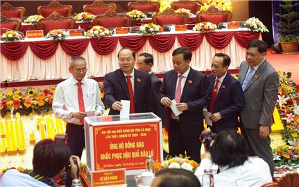 Đại biểu dự Đại hội Đảng bộ tỉnh Cà Mau ủng hộ đồng bào bị ảnh hưởng cơn bão số 10