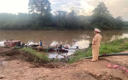 Bắt quả tang một giám đốc doanh nghiệp chỉ đạo nhân viên sử dùng tàu hết kiểm định khai thác cát