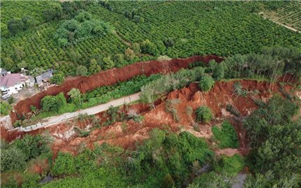 Gia Lai: Phong tỏa, di dời người dân ra khỏi vùng sạt lở nghiêm trọng đường vào Trạm OPY 500kV Ia Ly
