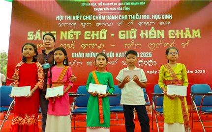 Sáng nét chữ - Giữ hồn Chăm