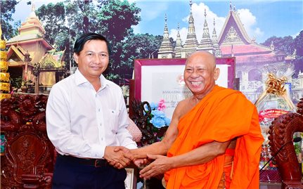 Lãnh đạo tỉnh Vĩnh Long thăm, tặng quà các cơ sở tôn giáo