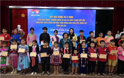 Góp sức nâng bước trò nghèo DTTS tới trường