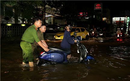 Triều cường Cần Thơ phá đỉnh lịch sử, người dân chật vật trong biển nước