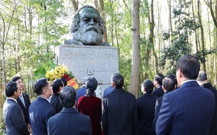 Tổng Bí thư Tô Lâm viếng mộ Karl Marx tại nghĩa trang Highgate, London