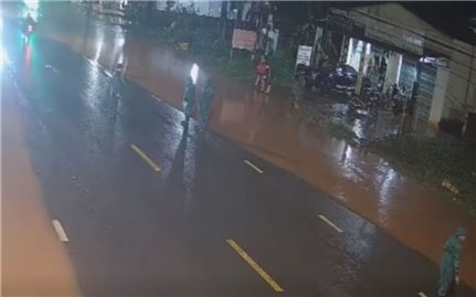 Một Chủ tịch xã bị xe tông tử vong khi đang điều tiết giao thông trên đoạn đường ngập úng
