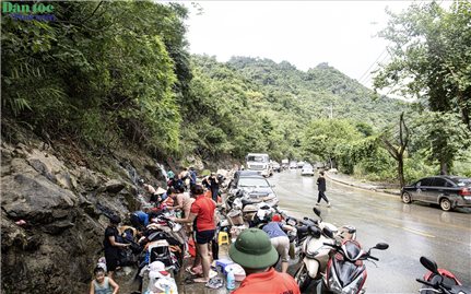 Tuyên Quang: Quốc lộ 4C thành bãi giặt khổng lồ