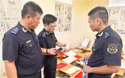 Bắt giữ gần 5.000 điện thoại di động và hơn 2.500 đôi giày nghi giả mạo nhãn hiệu nổi tiếng