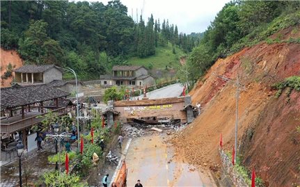 Tuyên Quang: Công trình biểu tượng bị sập do sạt lở đất, người dân không khỏi xót xa
