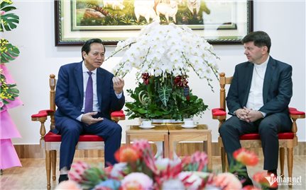 Bộ trưởng Đào Ngọc Dung gặp đại diện thường trú Tòa thánh Vatican tại Việt Nam