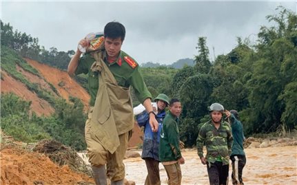 Công an xã miền núi băng rừng, lội suối hỗ trợ người dân trong vùng bị cô lập