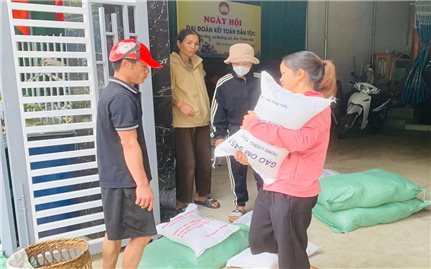 Cấp phát gạo hỗ trợ người dân Mường Lát tham gia bảo vệ rừng