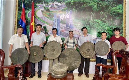 Gia Lai: Một người dân hiến tặng bộ chiêng cổ trị giá hàng trăm triệu đồng