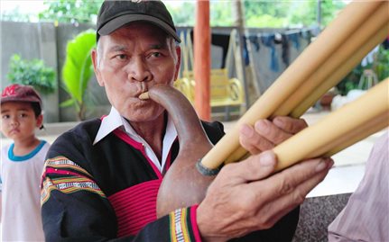 Khắc họa âm thanh núi rừng từ đôi bàn tay nghệ nhân và con dao nhỏ