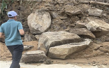 Hàng ngàn khối đất đá tràn xuống, chia cắt giao thông nhiều ngày ở các xã miền núi TP. Đà Nẵng