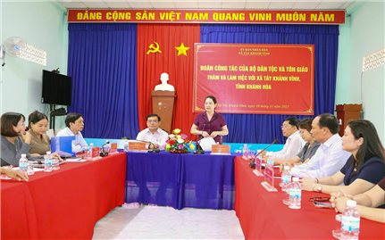 Thứ trưởng Nông Thị Hà thăm và tặng quà người dân miền núi Khánh Hòa