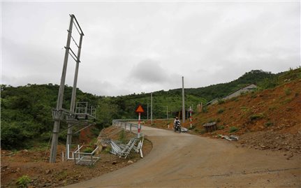 Thắp đèn dầu, chạy máy nổ… chờ điện ở nhiều địa điểm tái định cư