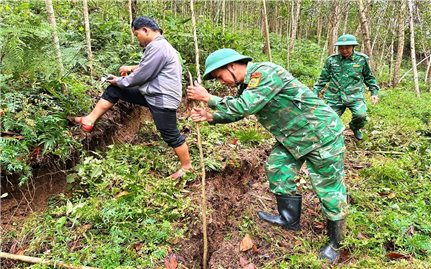 Phát hiện vết nứt dài trên núi, khẩn cấp di dời nhiều hộ dân