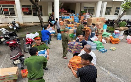 Từ Đồng Nai, hàng trăm tấn hàng cứu trợ lên đường đến các vùng lũ
