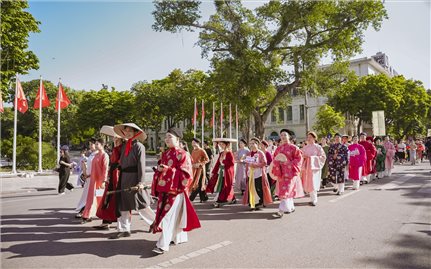 Tà áo dài Việt Nam rực rỡ sắc màu trong lễ diễu hành tại Hà Nội và Hải Phòng