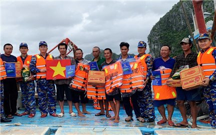 Hải quân sát cánh, ngư dân vững vàng vươn khơi