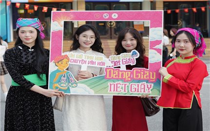 Sinh viên lan tỏa giá trị văn hóa nghề làm giày truyền thống của dân tộc Giáy