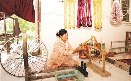 Hướng đi mới cho nghề dệt thổ cẩm truyền thống của đồng bào Khmer