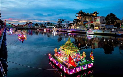 TP. Cần Thơ: Đặc sắc nghi lễ trình diễn thả Đèn Nước và ghe Cà Hâu