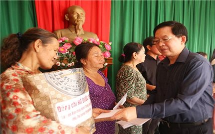 Phó Thủ tướng Hồ Quốc Dũng thăm, tặng quà người dân vùng bão số 13