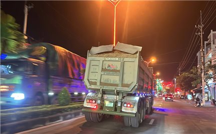 Quảng Ngãi: Xe tải chở vật liệu có dấu hiệu vi phạm chạy cả ngày lẫn đêm, UBND phường Kon Tum có văn bản đề nghị công an xử lý
