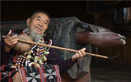 Người khắc họa hồn núi về với thần linh