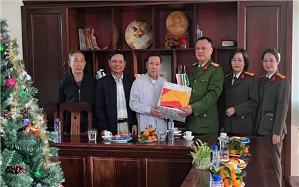 Trao tặng cờ Tổ quốc cho các cơ sở tôn giáo trên địa bàn phường Cam Đường nhân dịp Giáng sinh