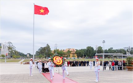 Đoàn đại biểu điển hình tiên tiến tỉnh Tuyên Quang vào Lăng viếng Chủ tịch Hồ Chí Minh