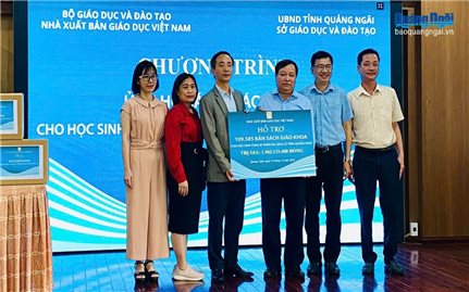 Hơn 109.000 sách giáo khoa trị giá 1,5 tỷ đồng tặng học sinh vùng lũ Quảng Ngãi