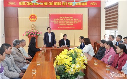 Bộ trưởng Đào Ngọc Dung tặng quà cho các gia đình bị ảnh hưởng bởi bão số 11 ở Lạng Sơn