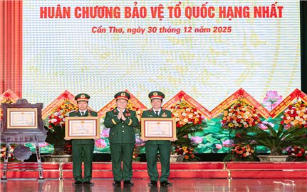 Lực lượng vũ trang Quân khu 9 đón nhận Huân chương Bảo vệ Tổ quốc hạng Nhất