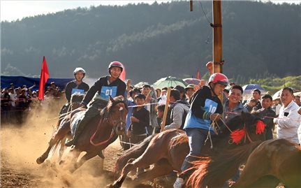 Ngày hội vó ngựa trên non cao Pu Ta Leng