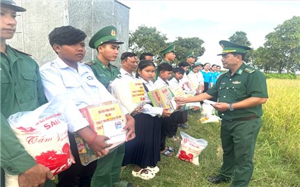 Đồn Biên phòng Phú Mỹ trao học bổng Dự án “Cán bộ, chiến sĩ Quân đội nâng bước em đến trường”
