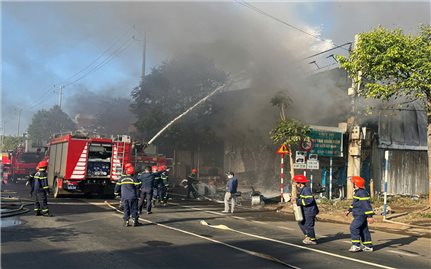 Đắk Lắk: Kịp thời khống chế đám cháy tại kho chứa đồ điện tử, điện lạnh