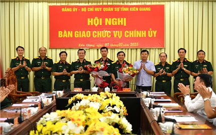 Kiên Giang: Hội nghị bàn giao chức vụ Chính ủy Bộ chỉ huy Quân sự tỉnh